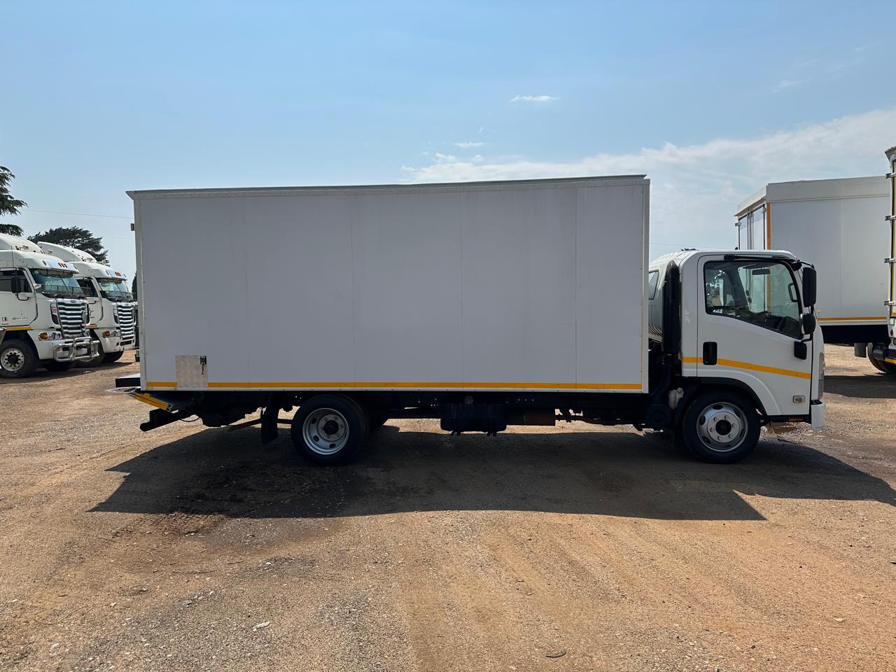 2015 Isuzu 4 ton box body