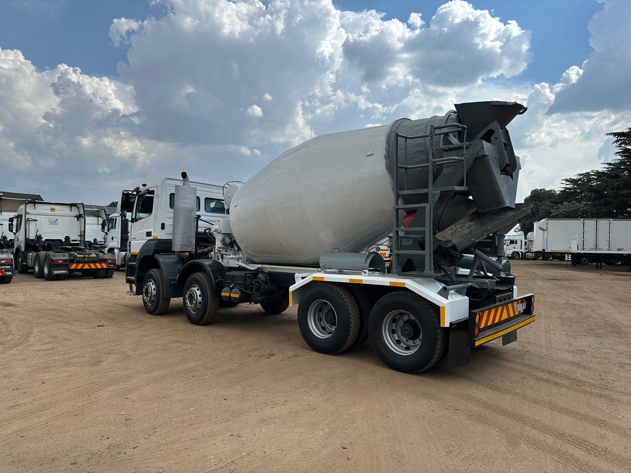 Mercedes Benz Axor 3535 8x4 8 cube cement mixer